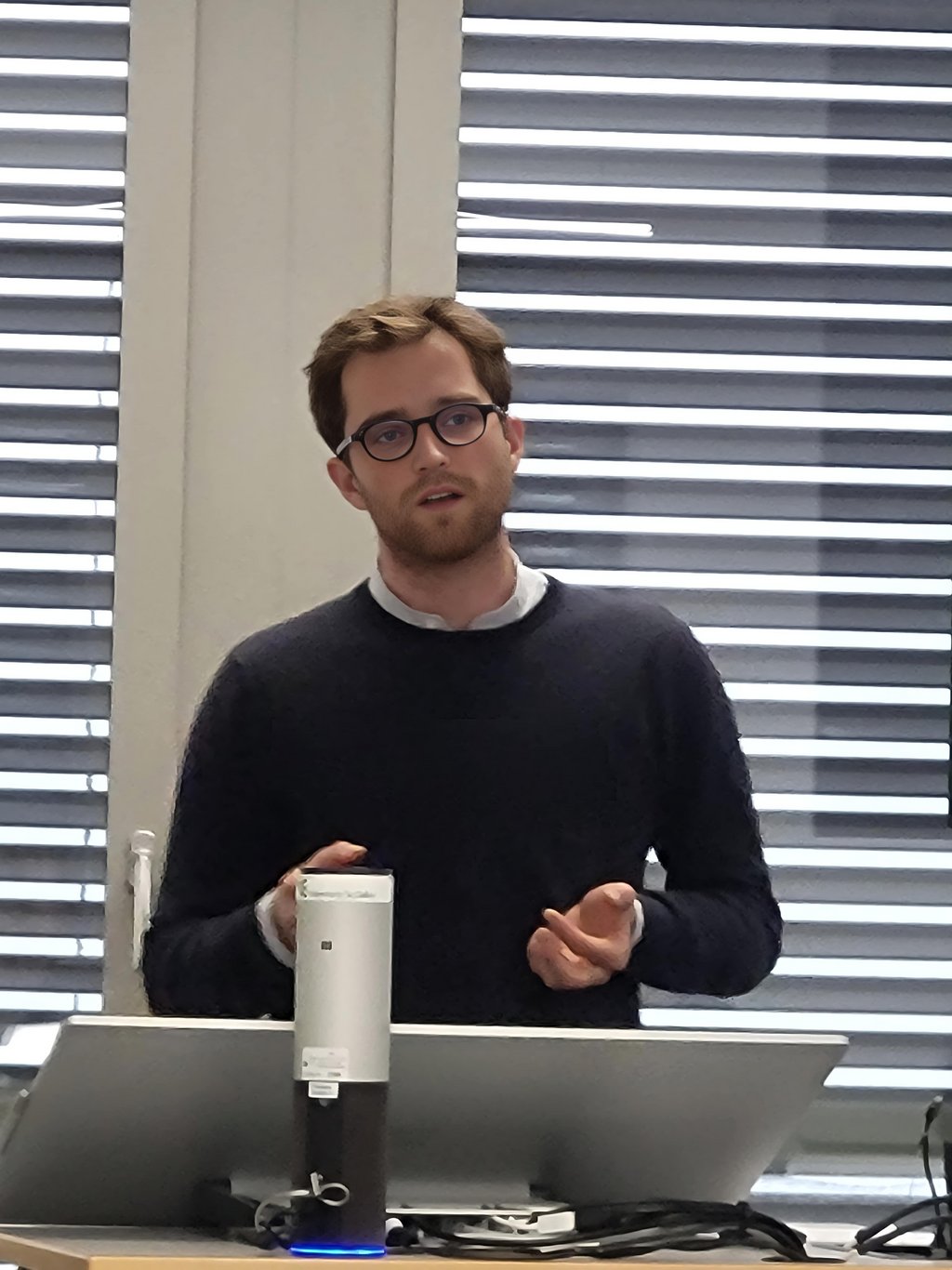 Management mit KI: Zwei Debatten, ein organisationaler Blick